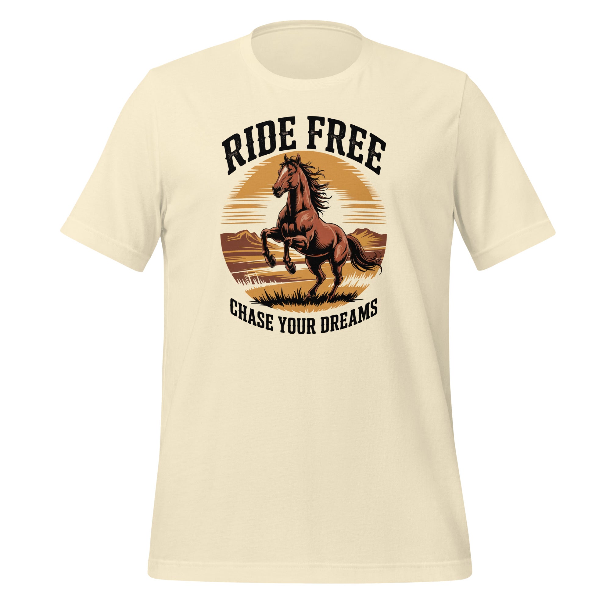 Un tee-shirt beige avec un motif de cheval cabré au coucher de soleil et l’inscription "Ride Free, Chase Your Dreams", pour HappyAndShiny.com.