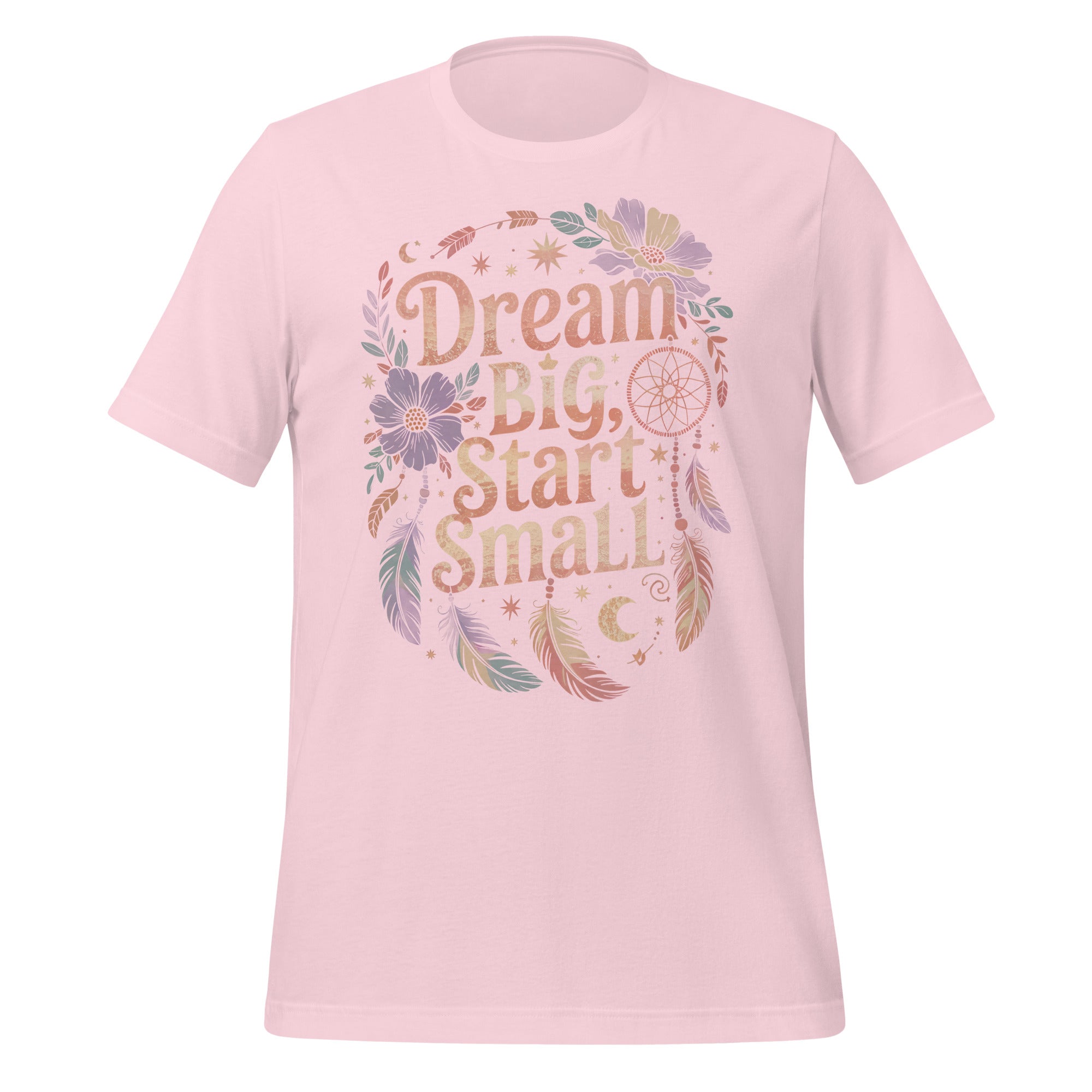 T-shirt unisexe avec un design inspirant affichant le texte "Dream Big, Start Small" (lettres blanches) entouré de plumes multicolores (rose, bleu, violet), d’un attrape-rêves et de motifs célestes.