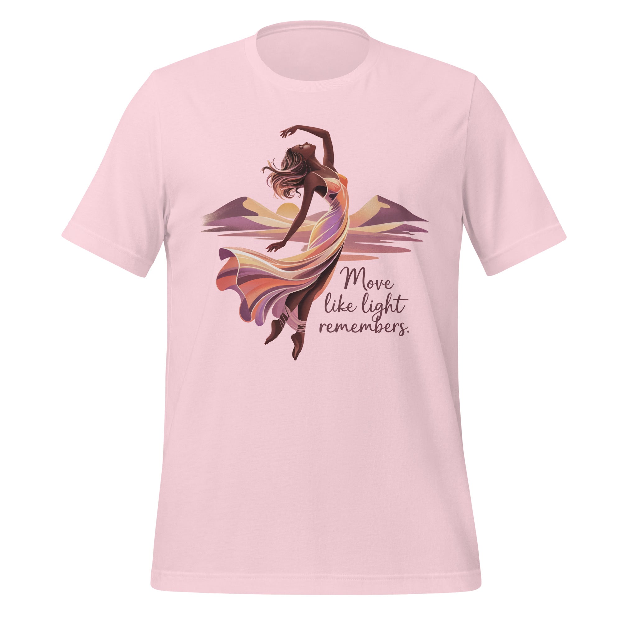 T-shirt unisexe rose pâle avec un design bohème d’une femme dansant, un soleil couchant, un paysage montagneux et le texte "Move like light remembers".