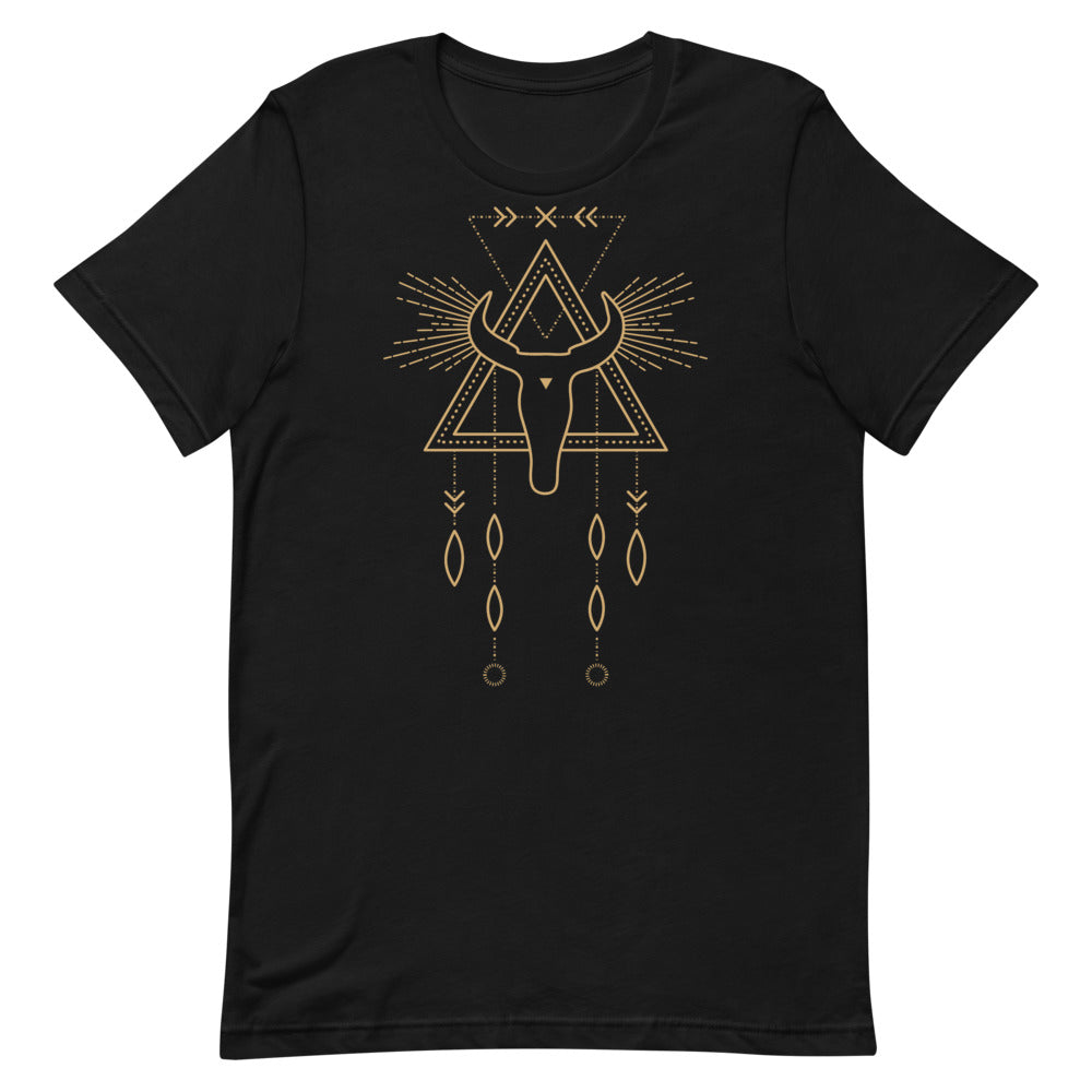 T-shirt noir unisexe avec un design bohème d’un crâne de taureau beige et doré intégré à un attrape-rêves, entouré de motifs géométriques comme des triangles et des flèches, avec des pendentifs en losanges et plumes.