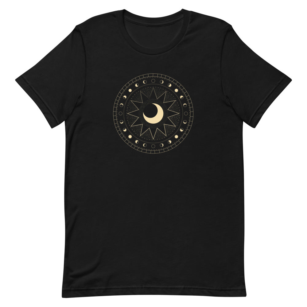 T-shirt noir unisexe avec un design ésotérique représentant une éclipse lunaire entourée d’un cercle astral détaillé.