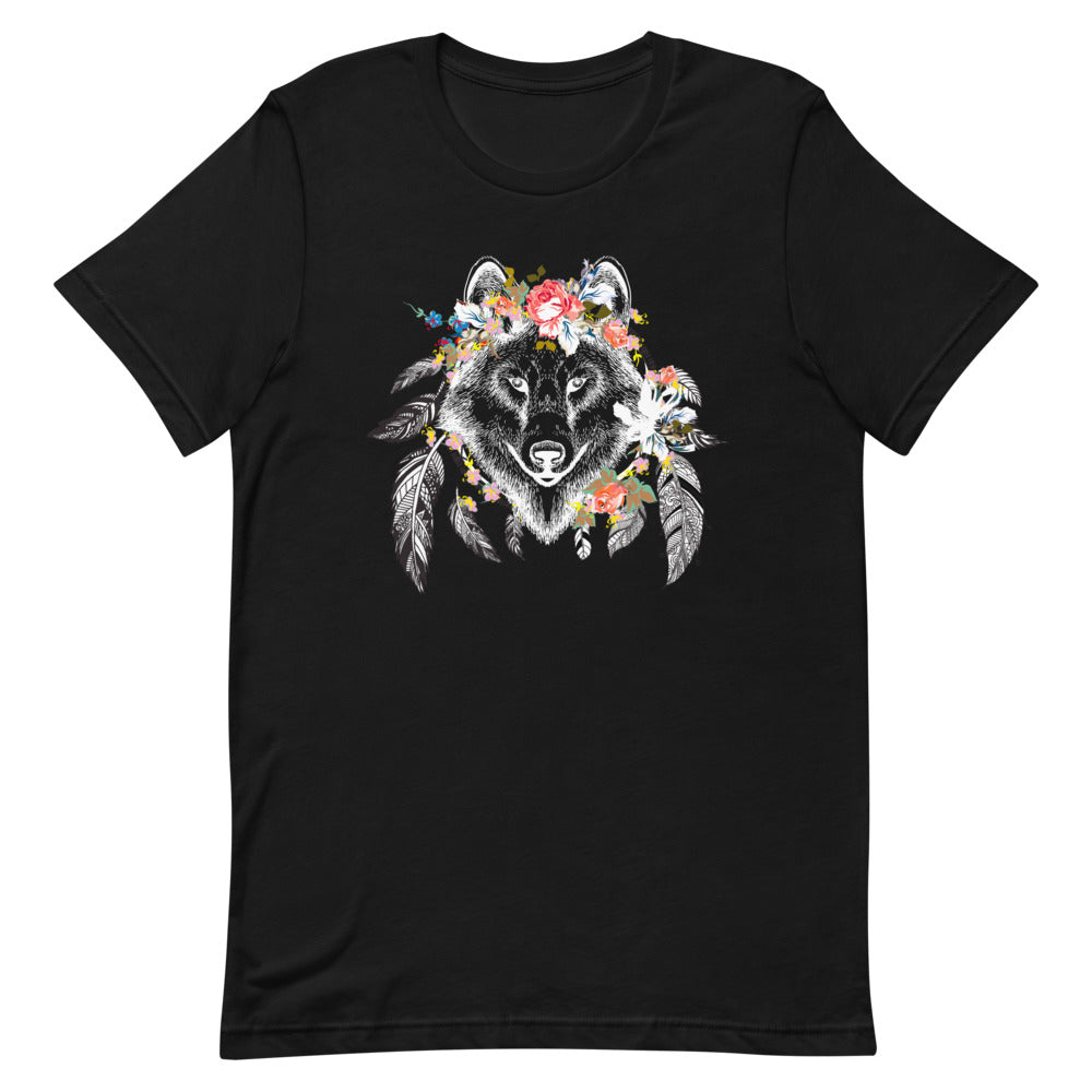 T-shirt noir unisexe avec un design bohème de loup noir et blanc orné de fleurs roses, bleues, jaunes et de plumes multicolores.