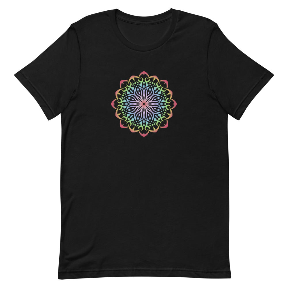 T-shirt noir unisexe avec un design bohème d’un mandala coloré aux motifs floraux et géométriques dans des tons rose, bleu, vert, jaune et violet.