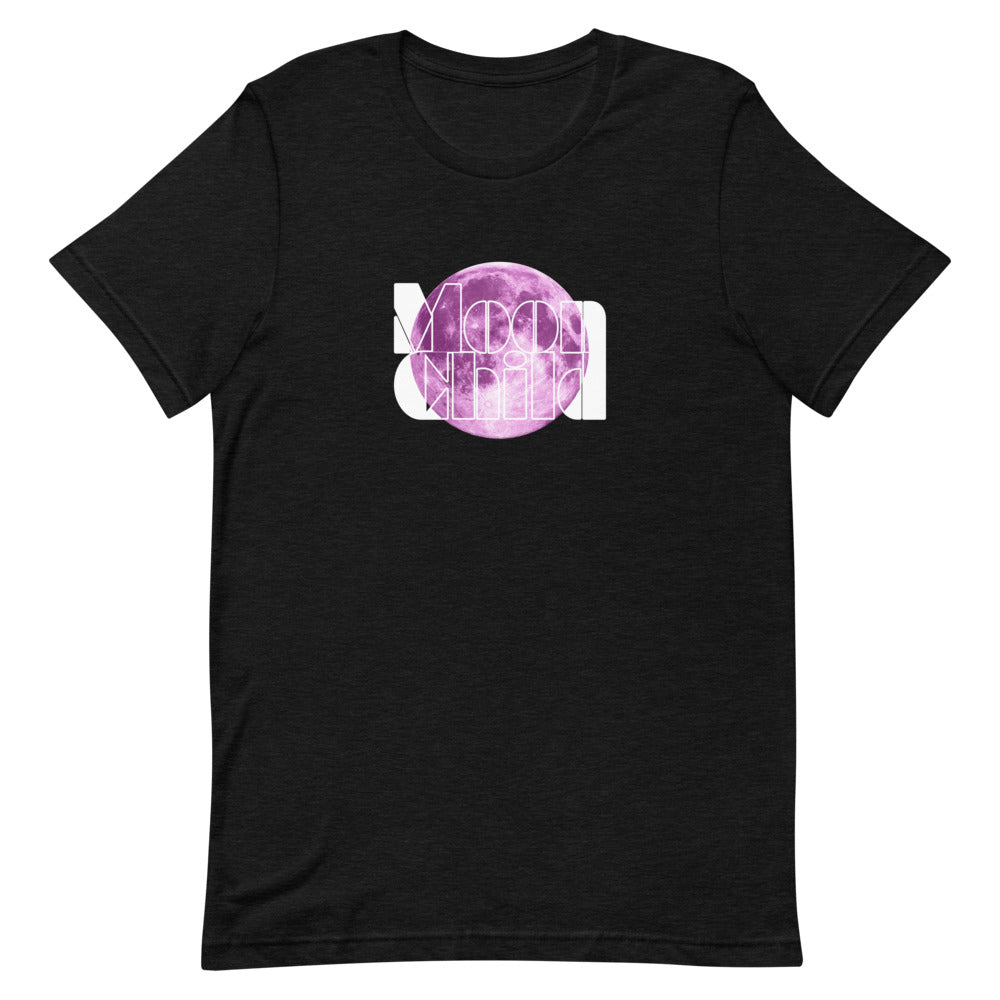 T-shirt noir unisexe avec un design bohème d’une pleine lune rose et l’inscription "Moon Child" en blanc.