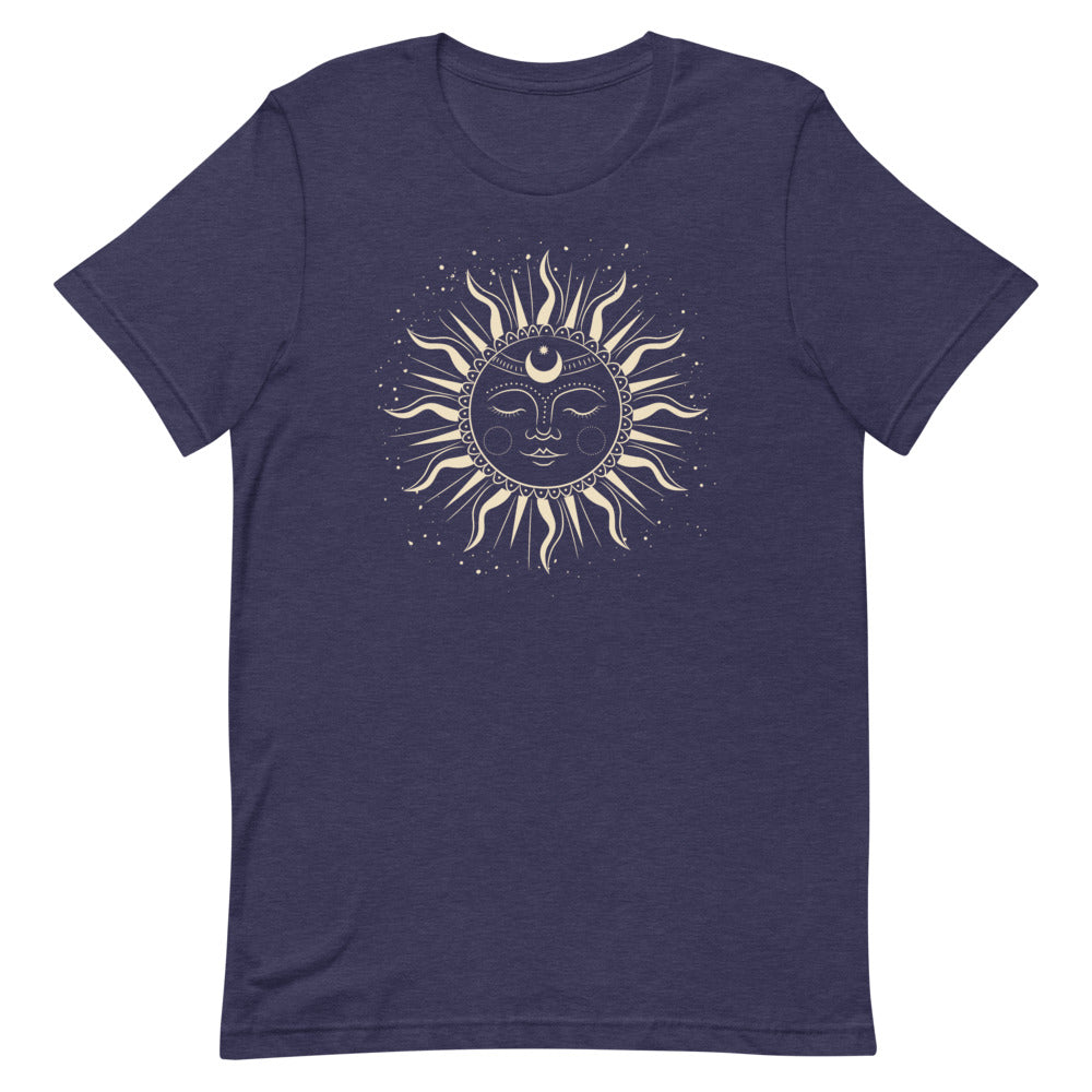T-shirt bleu marine unisexe avec un design bohème d’un soleil beige et doré orné d’un visage, entouré de rayons stylisés et de motifs subtils comme des étoiles et des croissants de lune.