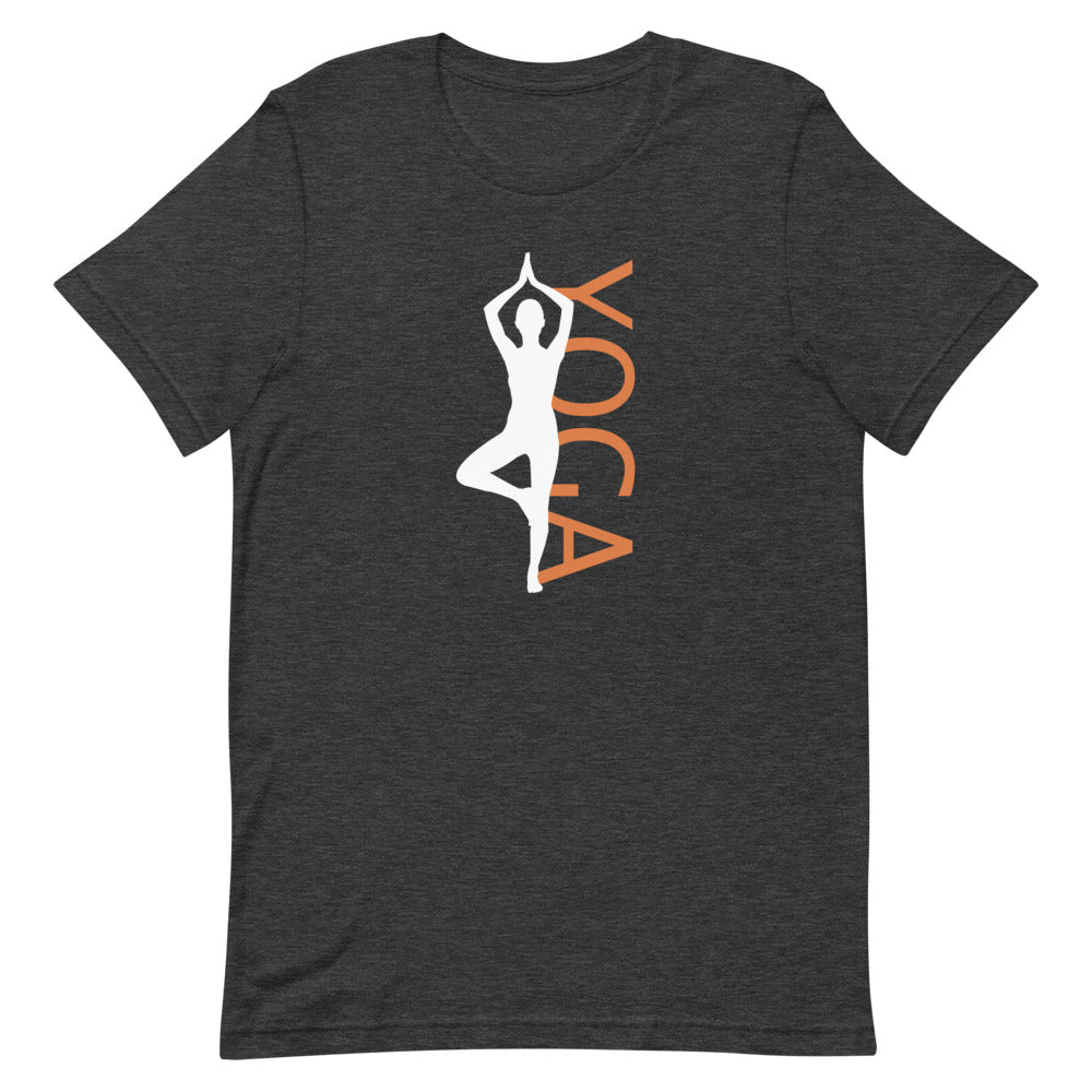 T-shirt gris foncé unisexe avec un design équilibré affichant une silhouette blanche en pose d’arbre (Vrksasana), intégrée au mot "YOGA" en lettres majuscules orange.