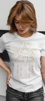 Design de Happy and Shiny sur un t-shirt blanc, représentant un crâne de taureau doré à l'intérieur d'un triangle géométrique, surmonté de rayons