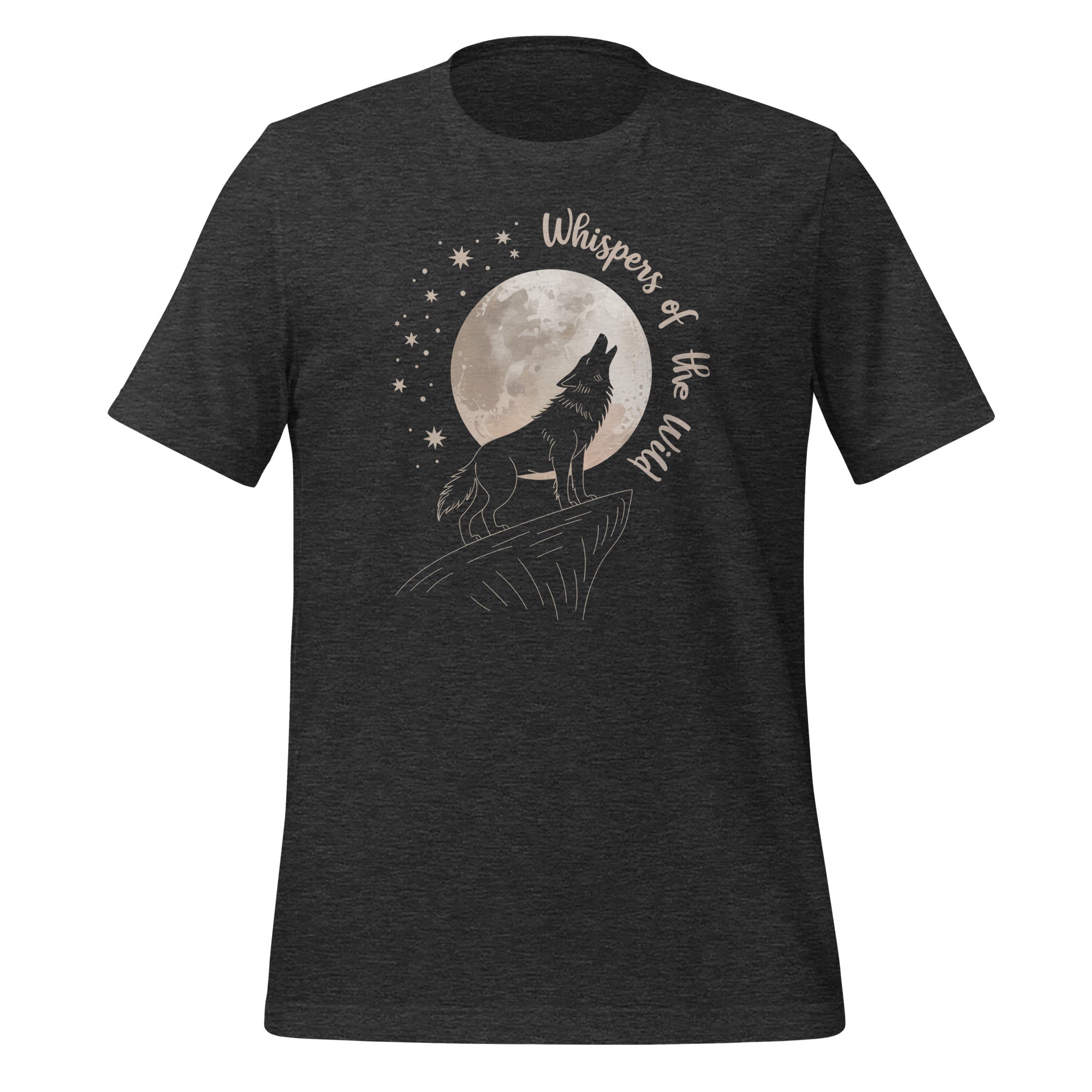 T-shirt unisexe gris foncé avec un design bohème d’un loup hurlant sur un rocher, une pleine lune, des étoiles et le texte "Whispers of the Wind".