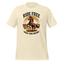 Un tee-shirt beige avec un motif de cheval cabré au coucher de soleil et l’inscription "Ride Free, Chase Your Dreams", pour HappyAndShiny.com.