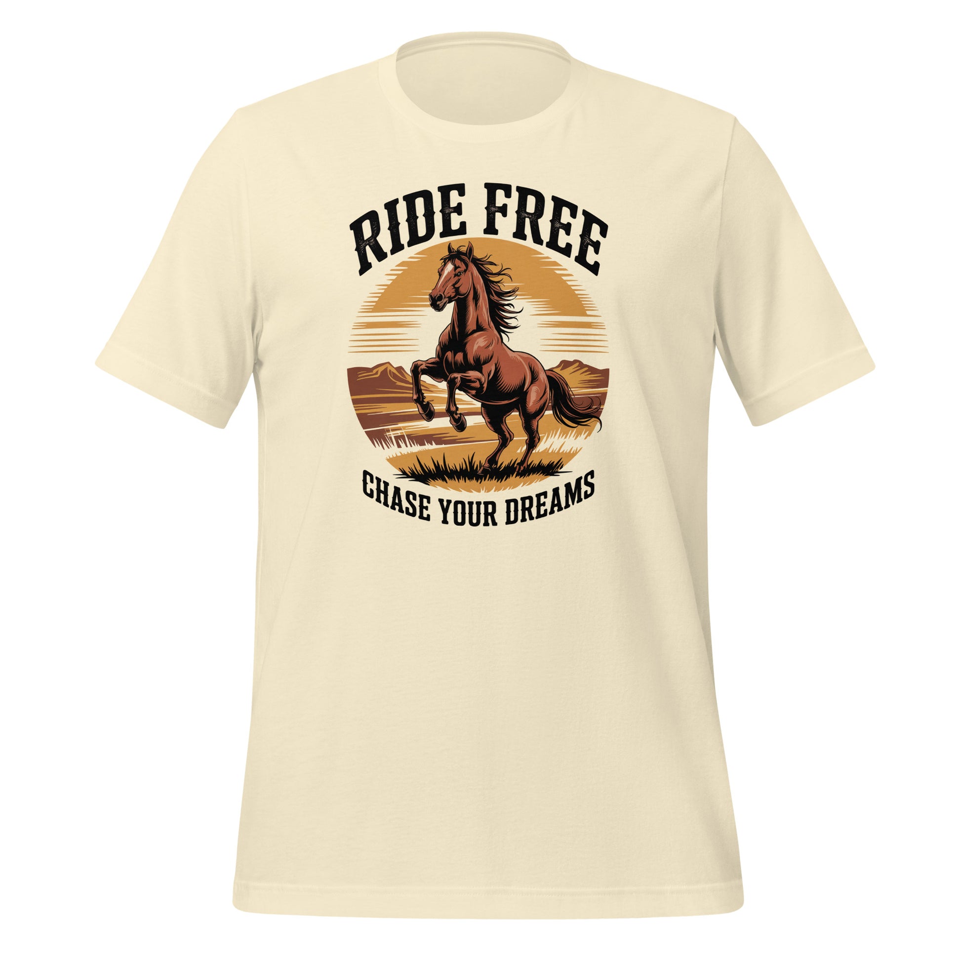 Un tee-shirt beige avec un motif de cheval cabré au coucher de soleil et l’inscription "Ride Free, Chase Your Dreams", pour HappyAndShiny.com.