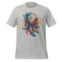 T-shirt unisexe gris avec un design bohème d’attrape-rêves et plumes multicolores, style spirituel.
