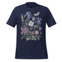 T-shirt unisexe bleu marine avec un design vintage de bouquet floral bleu et violet, comprenant des iris, des pivoines, un papillon blanc, style bohème.