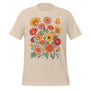 T-shirt unisexe beige avec un design vintage de bouquet floral coloré, comprenant des fleurs oranges, roses, jaunes et un papillon, style bohème.