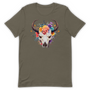 T-shirt unisexe vert kaki avec un design bohème d’un crâne à cornes orné de fleurs multicolores (roses, rouges, jaunes, bleues), style spirituel.