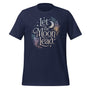 T-shirt unisexe avec un design mystique affichant le texte "Let the Moon Lead" (lettres blanches) entouré d’un croissant de lune, d’étoiles et de feuillages en teintes blanches et argentées.