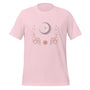 T-shirt unisexe rose pâle avec un design bohème, lune et soleil entourés de fleurs, style spirituel.