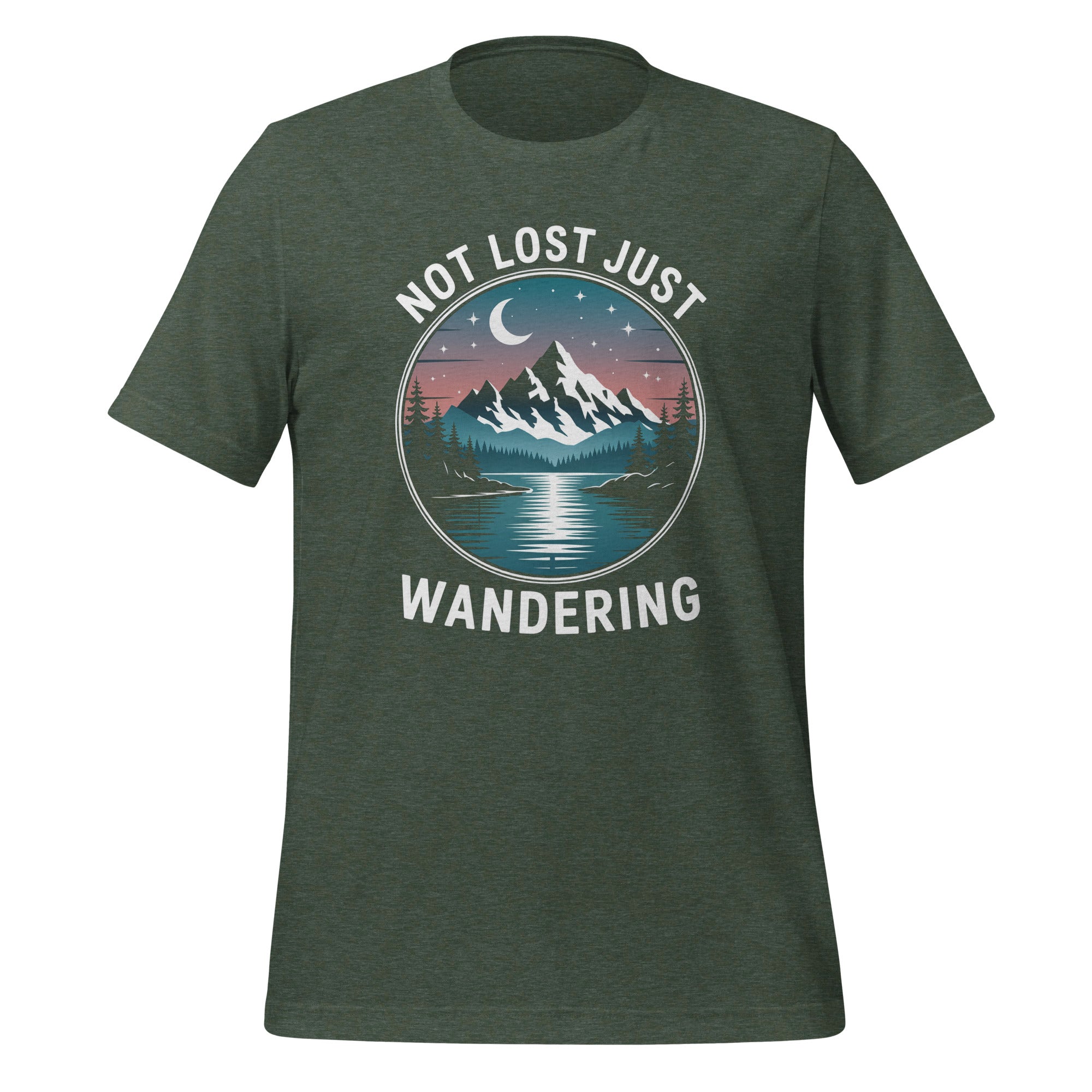 T-shirt unisexe vert avec un design inspirant "Not Lost Just Wandering", paysage de montagne et lac, style aventure.