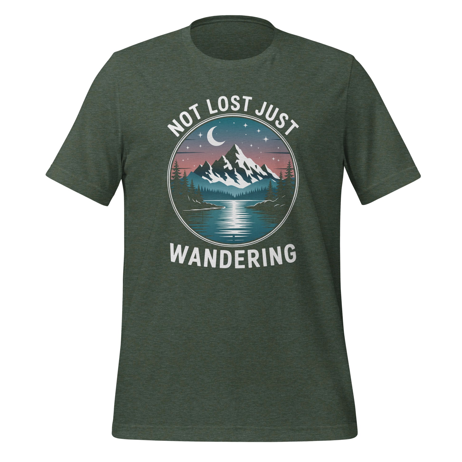 T-shirt unisexe vert avec un design inspirant "Not Lost Just Wandering", paysage de montagne et lac, style aventure.