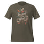 T-shirt unisexe avec un design naturel affichant le texte "Rooted in the Wind" (lettres blanches) entouré de plumes (beige, rouge, vert) et de racines, dans un style organique.