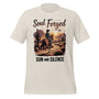 T-shirt unisexe beige avec un design western "Soul Forged in Sun and Silence", cowboy à cheval dans un désert, style poétique.