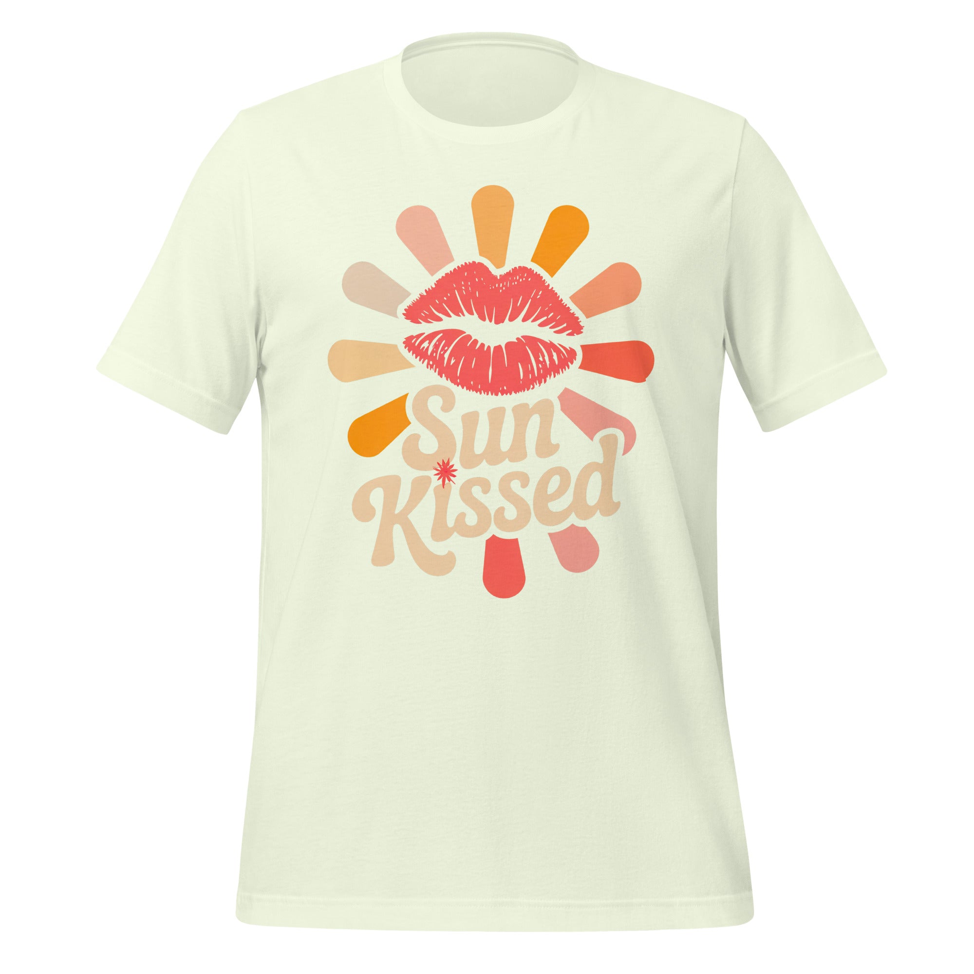 T-shirt unisexe beige avec un design rétro "Sun Kissed", lèvres rouges et rayons de soleil multicolores (orange, rose), style bohème.