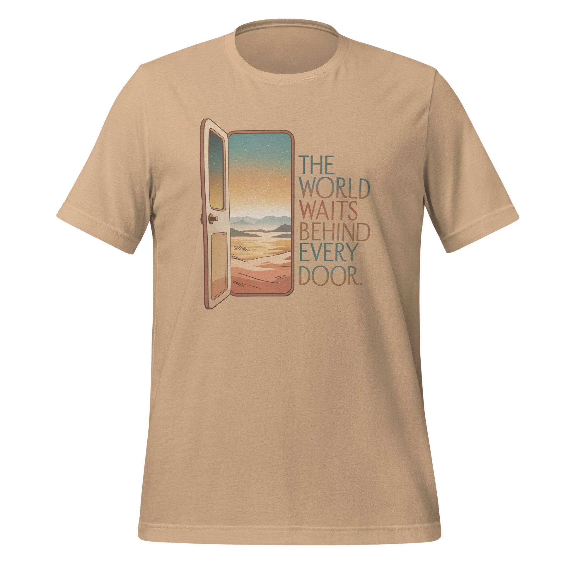 T-shirt unisexe beige avec un design bohème d’une porte ouverte sur un paysage désertique, des montagnes, un ciel étoilé et le texte "The world waits behind every door".