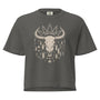 T-shirt boho gris avec crâne de bison tribal, plumes et motifs, 100% coton, style bohème spirituel et sauvage.