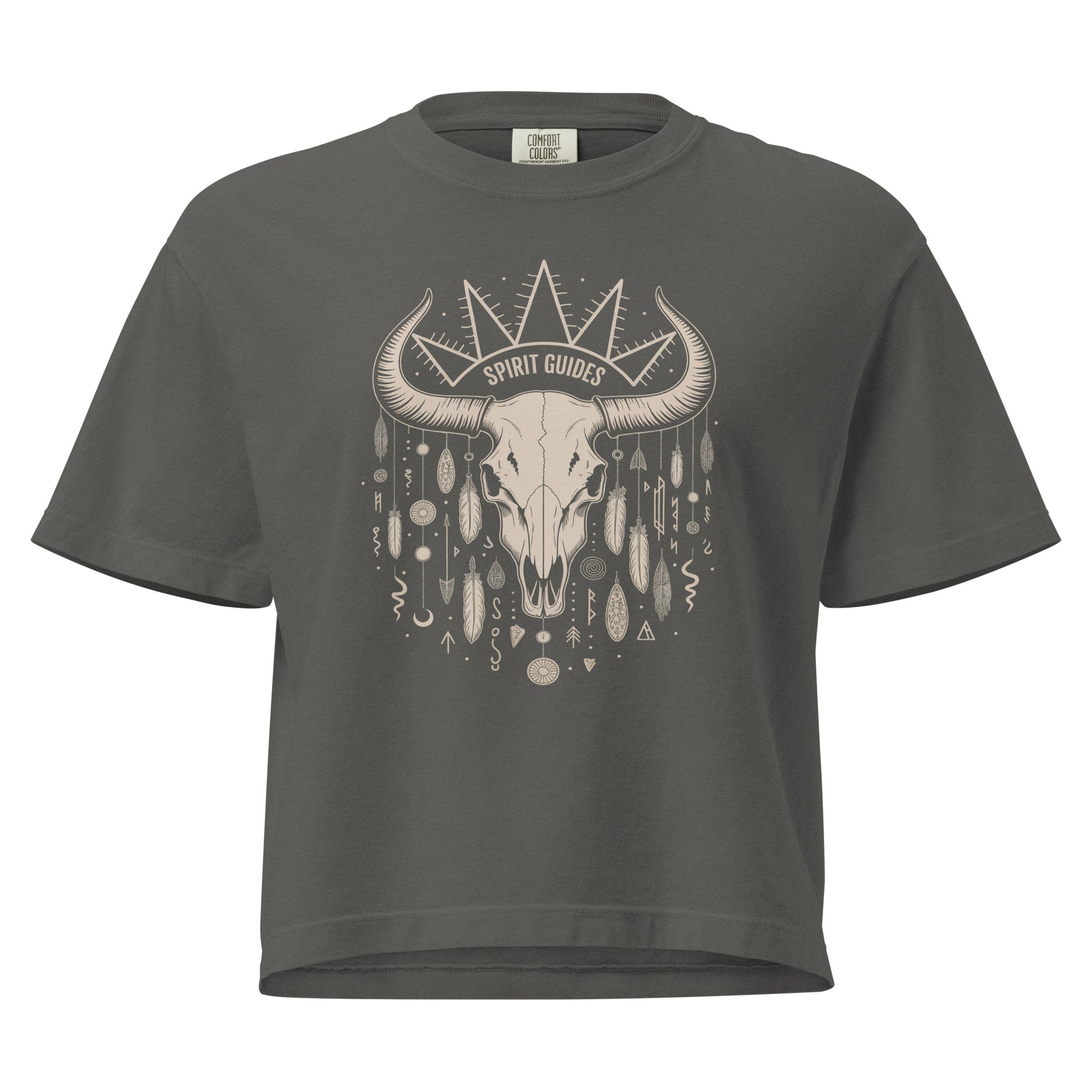 T-shirt boho gris avec crâne de bison tribal, plumes et motifs, 100% coton, style bohème spirituel et sauvage.
