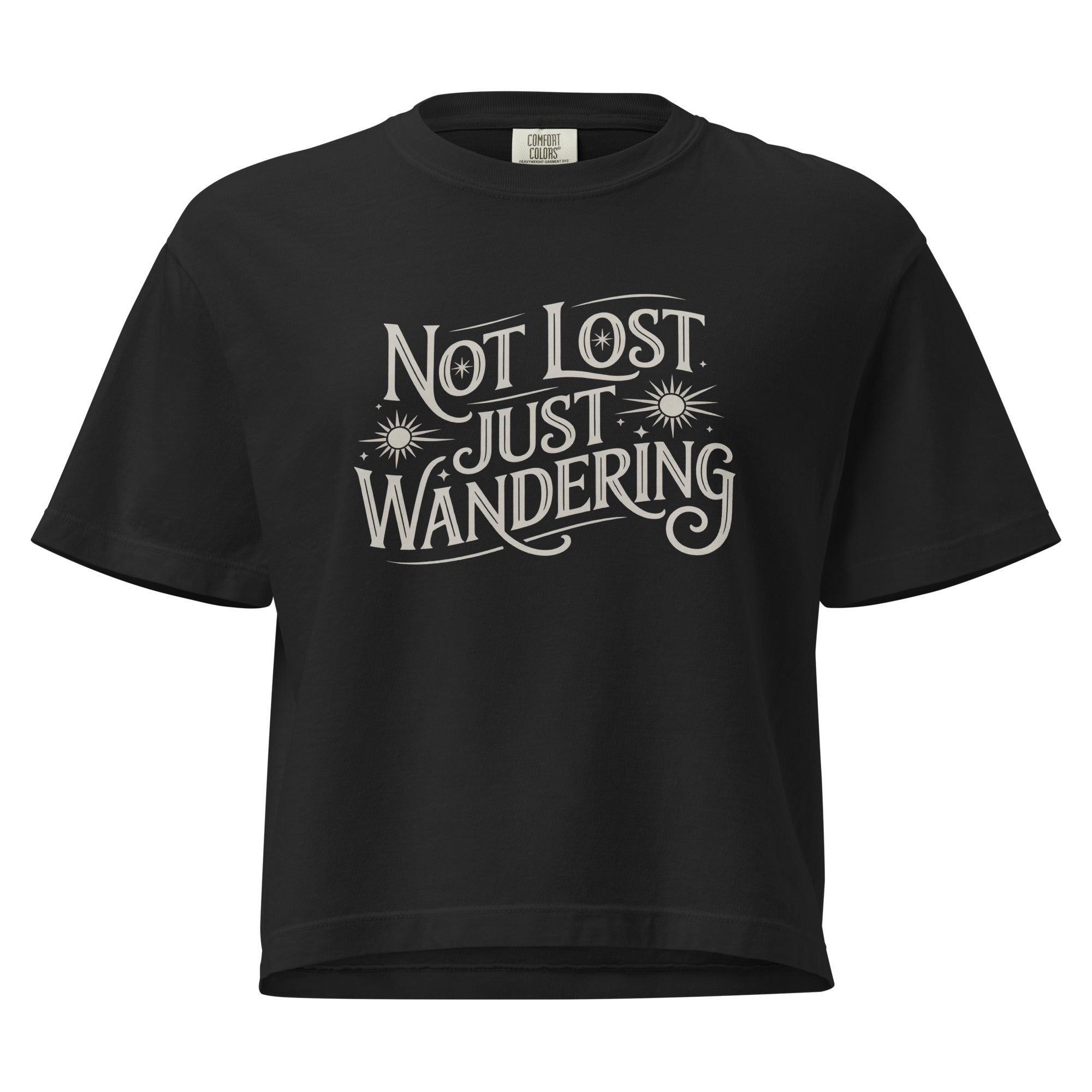 T-shirt boho noir avec inscription “Not Lost Just Wandering”, astres et style, 100% coton, tee shirt bohème libre et aventureux.