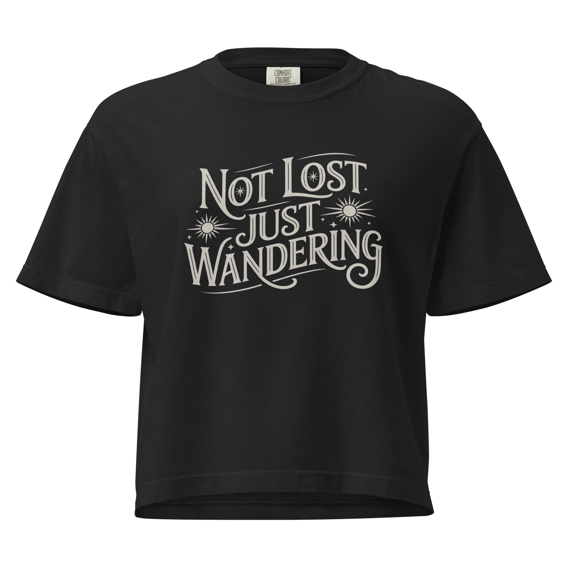 T-shirt boho noir avec inscription “Not Lost Just Wandering”, astres et style, 100% coton, tee shirt bohème libre et aventureux.