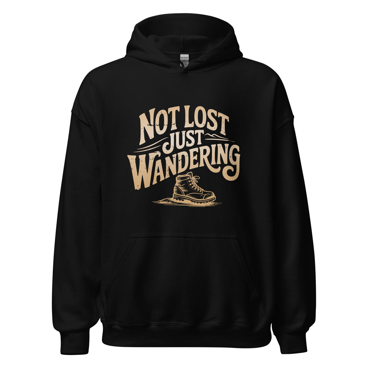 Hoodie unisexe noir, vue de face, design « Not Lost Just Wandering » en beige sable avec botte de randonnée