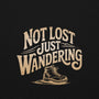Hoodie unisexe noir, vue de face, avec le lettrage « Not Lost Just Wandering » et une botte de randonnée imprimés