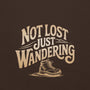 Hoodie unisexe chocolat foncé, vue de face, lettrage vintage « Not Lost Just Wandering » et botte de randonnée