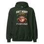 Hoodie unisexe vert forêt, vue de face, imprimé d'une pleine lune et de phases de lune avec le slogan « DON'T WORRY Luna IT'S JUST A PHASE »