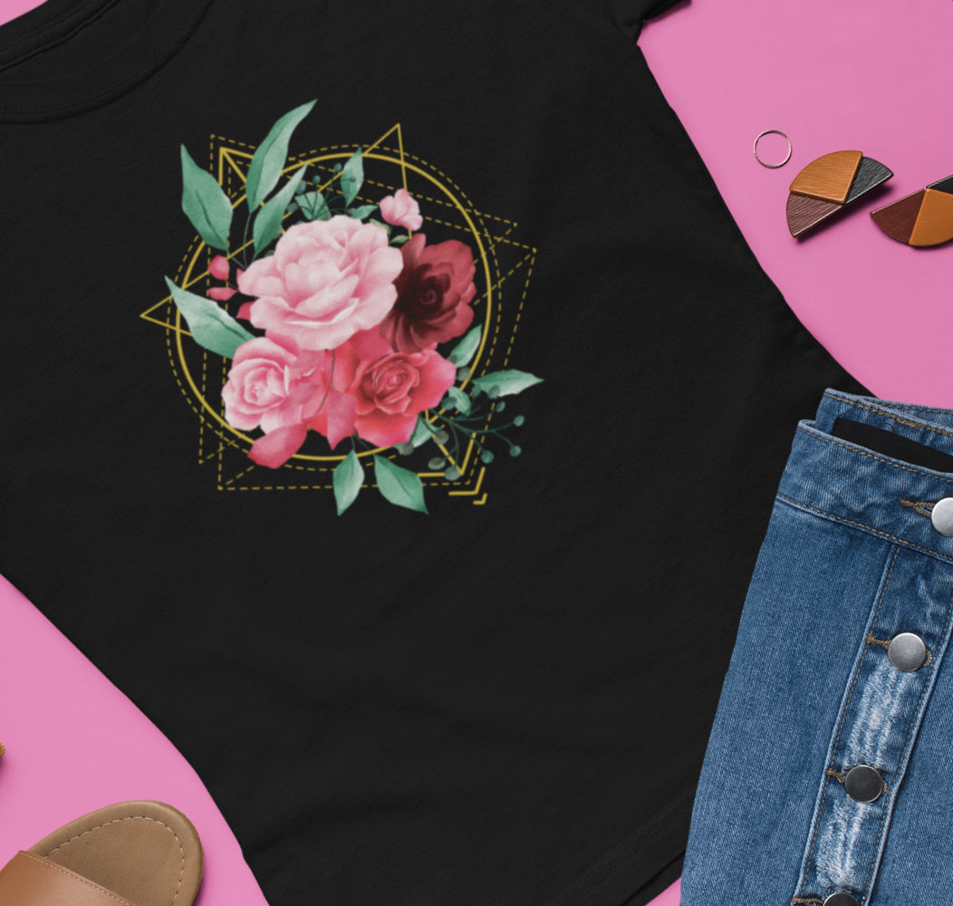 T-shirt Roses Cadre Géométrique – Bohème et Élégant