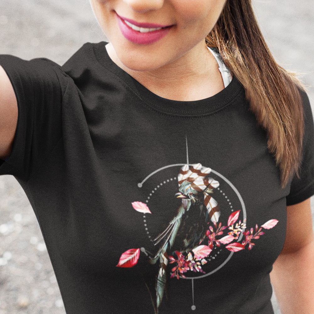 T-shirt Corbeau Fleurs et Cadre Géométrique – Bohème et Mystérieux