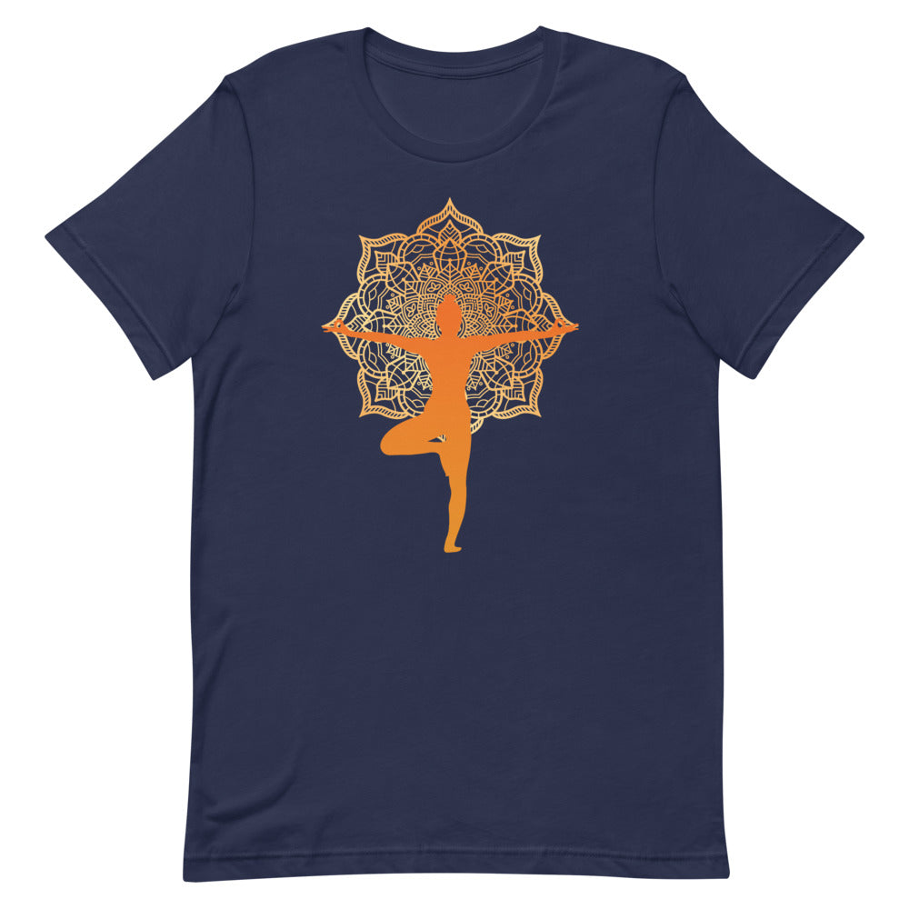 T-shirt avec Silhouette de Yoga en Pose d'Arbre et Mandala Doré – Ancré et Rayonnant