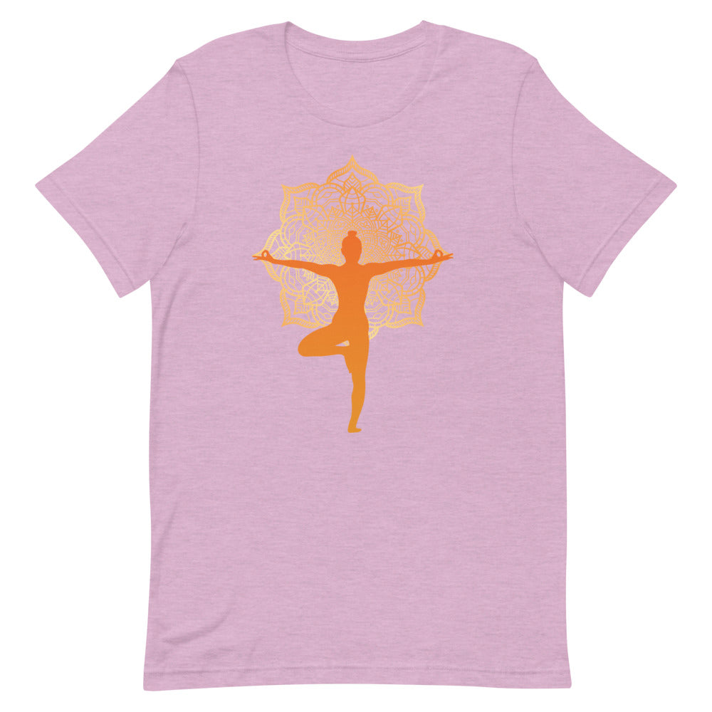 T-shirt avec Silhouette de Yoga en Pose d'Arbre et Mandala Doré – Ancré et Rayonnant