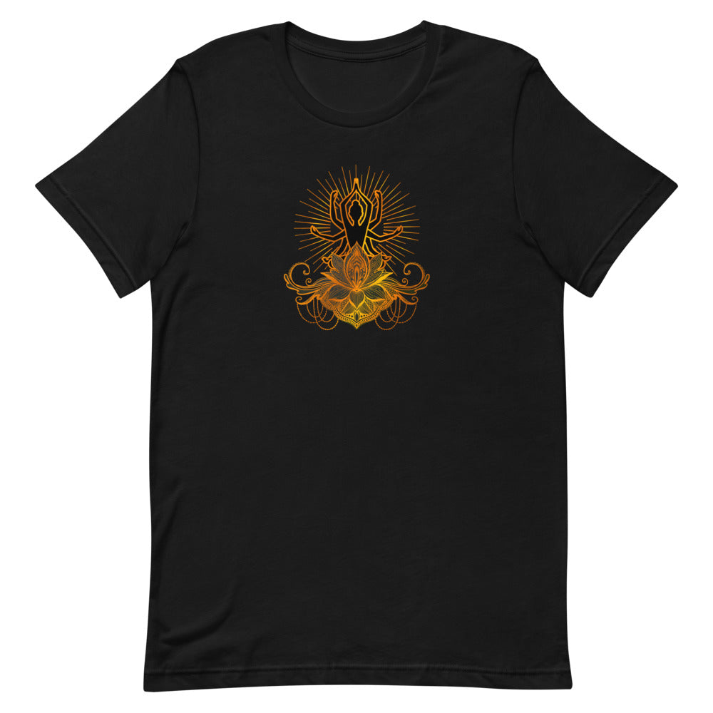 T-shirt noir unisexe avec un design lumineux affichant une silhouette de yoga dorée en pose méditative avec bras levés, sur un lotus doré orné de motifs floraux et entouré de rayons dorés.