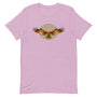 T-shirt rose pâle unisexe avec un design bohème d’un aigle brun et orange en vol, intégrant un arbre de vie circulaire vert et orange dans son corps.
