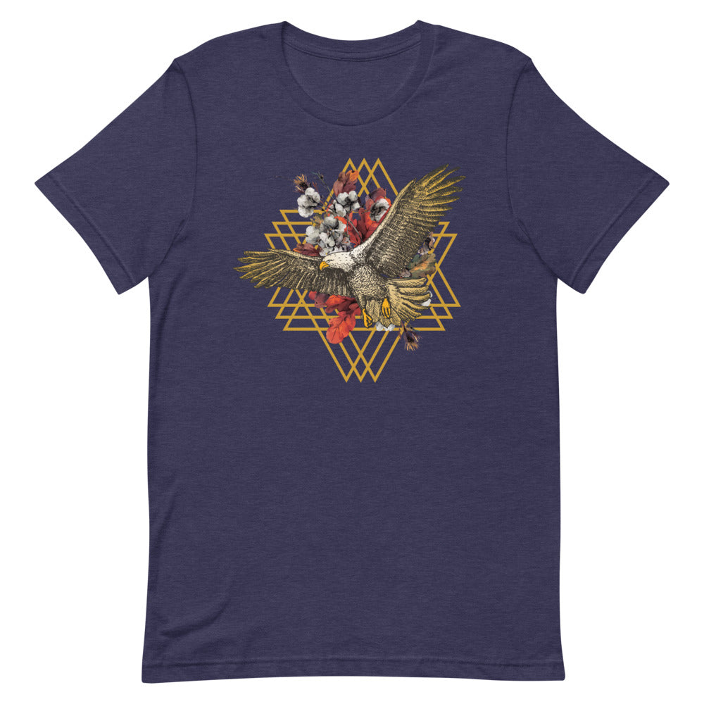 T-shirt bleu marine unisexe avec un design bohème d’aigle doré et brun entouré de fleurs rouges, blanches et brunes, et d’un cadre géométrique doré.
