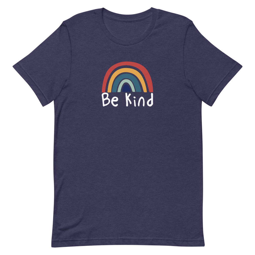 T-shirt bleu marine unisexe avec un design positif d’arc-en-ciel multicolore et l’inscription "Be Kind" en blanc.