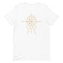 T-shirt blanc unisexe avec un design bohème d’un attrape-rêves beige et doré orné de motifs géométriques, de flèches directionnelles, et de pendentifs en forme de plumes et de losanges.