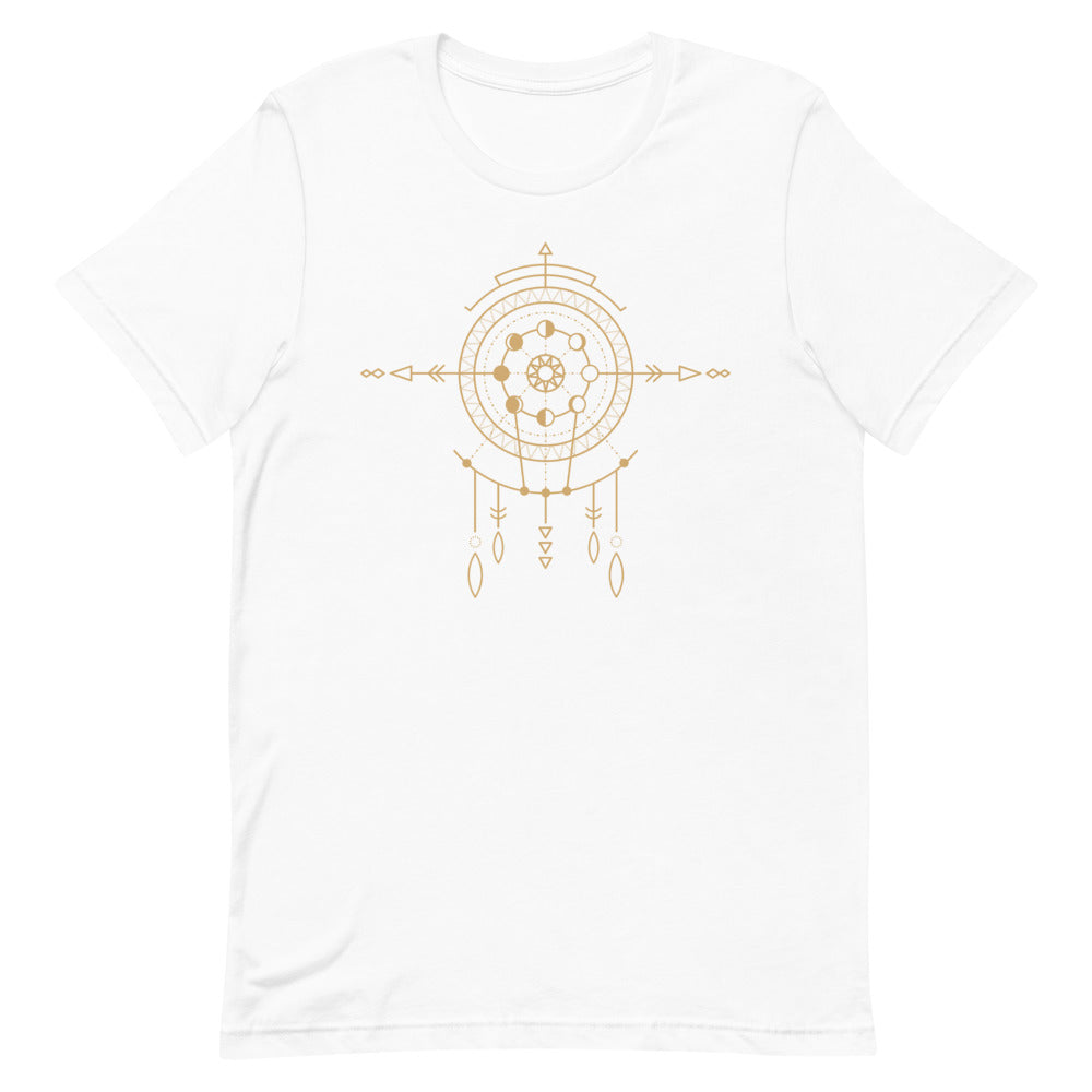 T-shirt blanc unisexe avec un design bohème d’un attrape-rêves beige et doré orné de motifs géométriques, de flèches directionnelles, et de pendentifs en forme de plumes et de losanges.