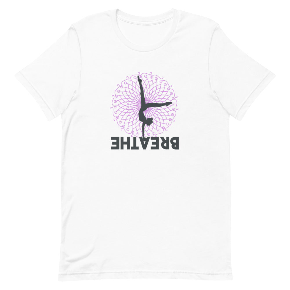 T-shirt blanc unisexe avec un design bohème affichant une silhouette noire en pose de yoga (arbre) au centre d’un mandala rose pâle, avec le texte "BREATHE" en lettres majuscules noires.