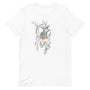 T-shirt blanc unisexe avec un design bohème de cerf intégré dans un capteur de rêves orné de plumes et de fleurs roses et jaunes.
