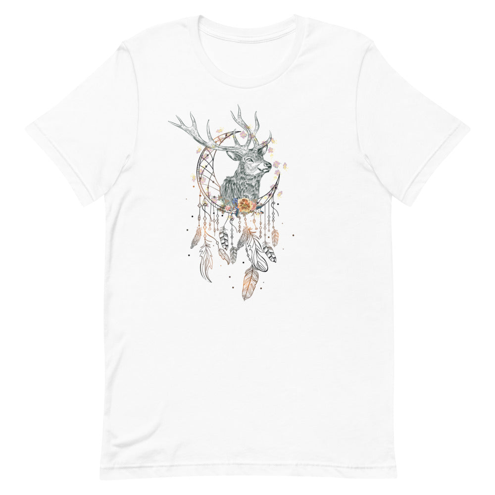 T-shirt blanc unisexe avec un design bohème de cerf intégré dans un capteur de rêves orné de plumes et de fleurs roses et jaunes.