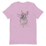 T-shirt rose pâle unisexe avec un design bohème de cerf intégré dans un capteur de rêves orné de fleurs, papillons et plumes noirs, bleus et rouges.