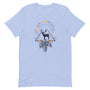 T-shirt bleu pâle unisexe avec un design bohème de cerf noir silhouetté dans un capteur de rêves géométrique orné de fleurs roses, bleues, jaunes et de plumes multicolores.