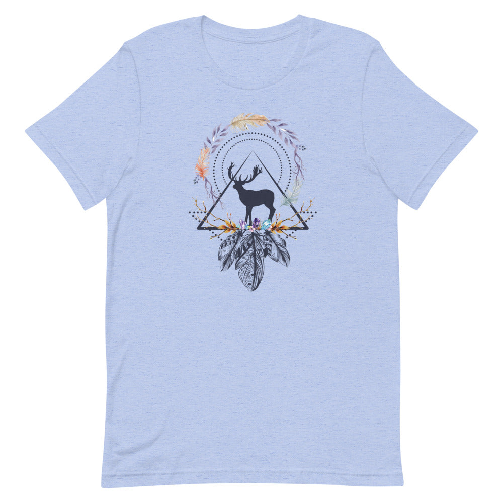 T-shirt bleu pâle unisexe avec un design bohème de cerf noir silhouetté dans un capteur de rêves géométrique orné de fleurs roses, bleues, jaunes et de plumes multicolores.